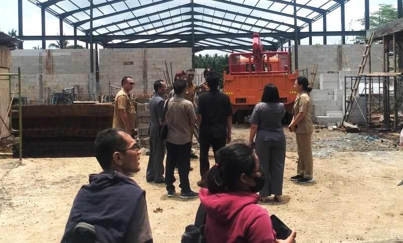 DICEK LANGSUNG : Komisi I DPRD Tabanan melakukan sidak ke pembangunan pabrik miras di Banjar Dinas Mambang Kaja, Desa Mambang, Selemadeg Timur.(juliadi/radar bali)