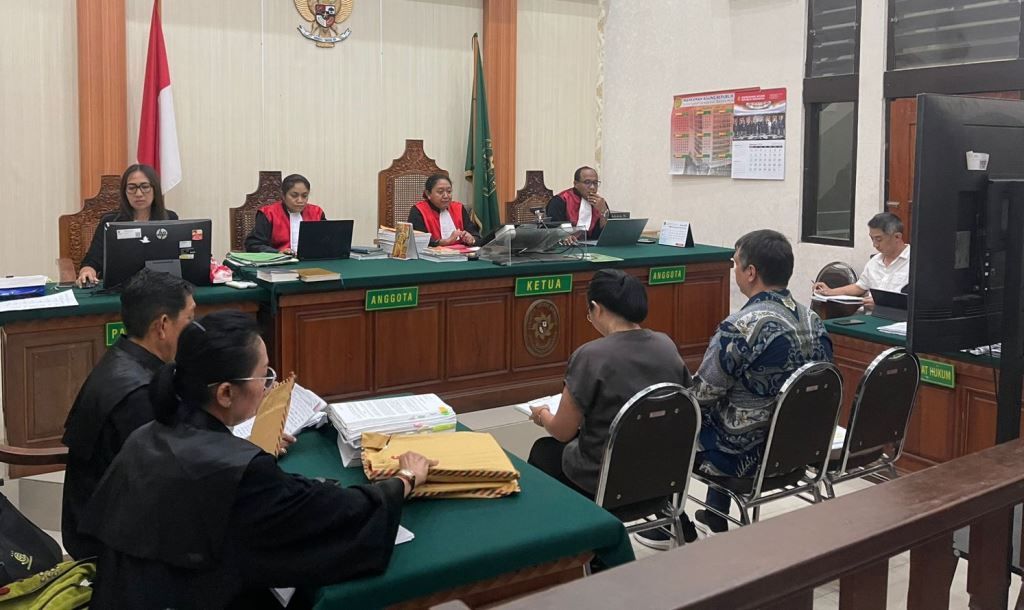 SAMPAI MALAM: Suasana persidangan dengan terdakwa Budiman Tiang di PN Denpasar, Selasa (14/10).
