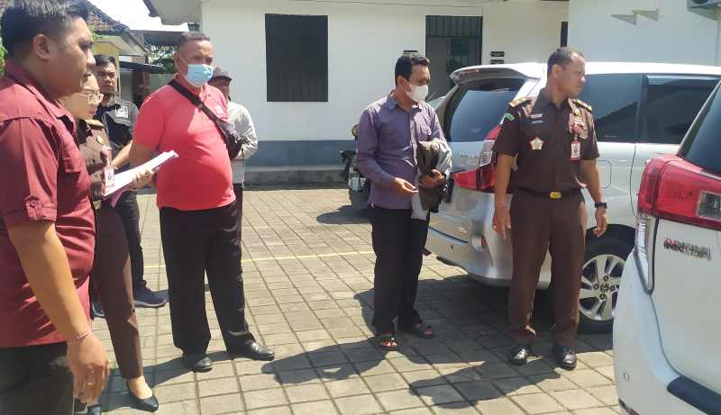 DILIMPAHKAN : Kedua tersangka yang baru adalah Ahmat Muhtar (pakai masker berkemeja) dan I Kade Sudiarsa (kaus merah pakai masker) . (M.Basir/Radar Bali)
