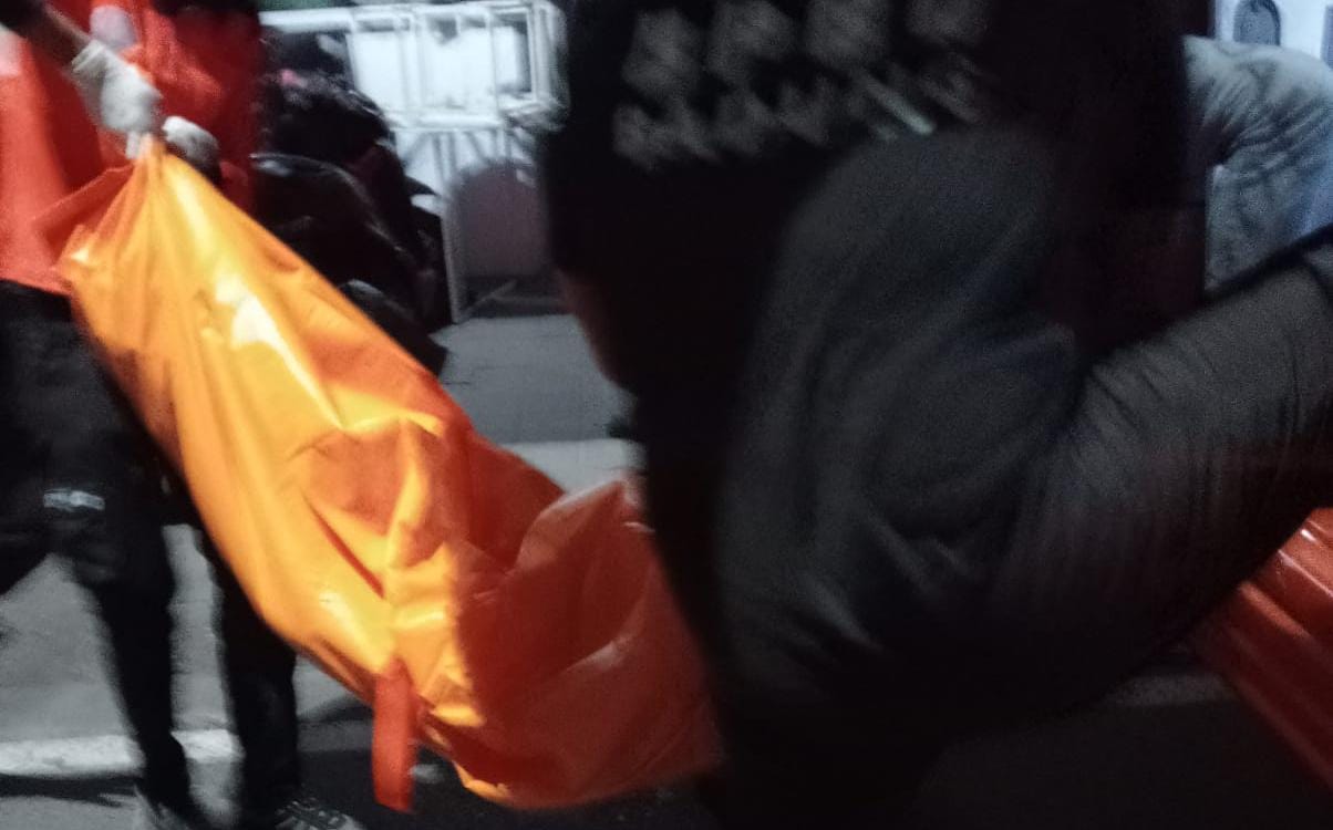 DIBUNUH SUAMI: Jenazah Endang berada dalam kantong jenazah, dievakuasi dari kamar kos, Jalan Patimura, Kuta, Senin (13/10).