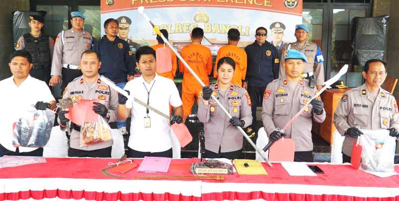 INI SENJATANYA : Polisi menunjukkan senjata tajam dalam peristiwa jeep maut di Kintamani. Tiga pelaku penganiayaan telah ditahan..(Polres Bangli)
