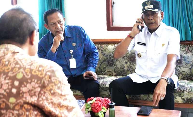 SIDAK LAGI : Bupati Karangasem I Gusti Putu Parwata, saat melakukan sidak di Puskesmas Seraya pada Selasa (14/10/2025).(istimewa)