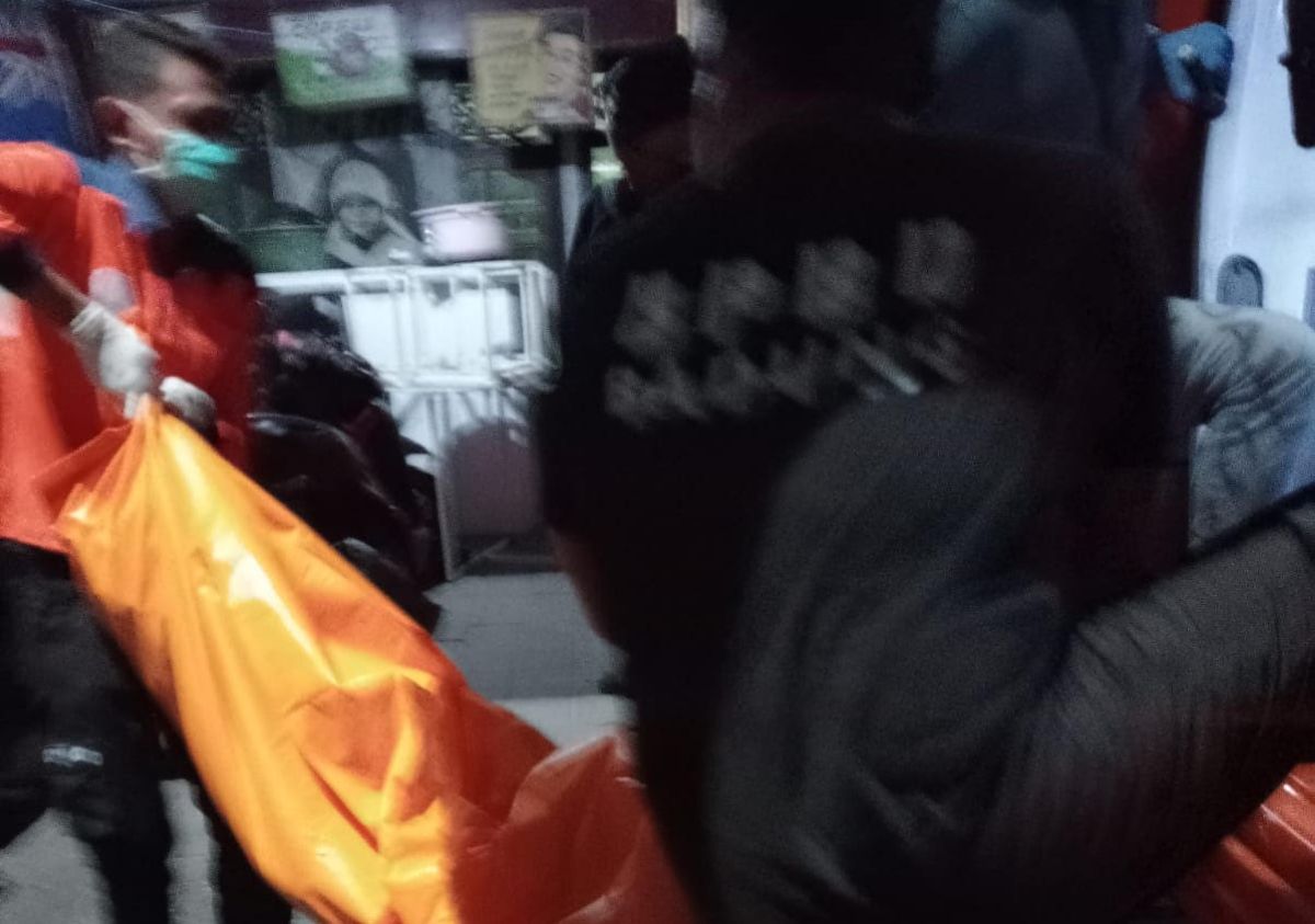 MENGENASKAN: Jenazah Endang Sulastri, 41, berada dalam kantong jenazah, oleh petugas evakuasi.