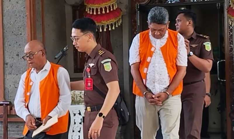 SUDAH BERBAJU ROMPI ORANYE: Tersangka kasus korupsi beras di Perusda PDDS Tabanan yang digelandang di Kejari Tabanan. (juliadi/radar bali)