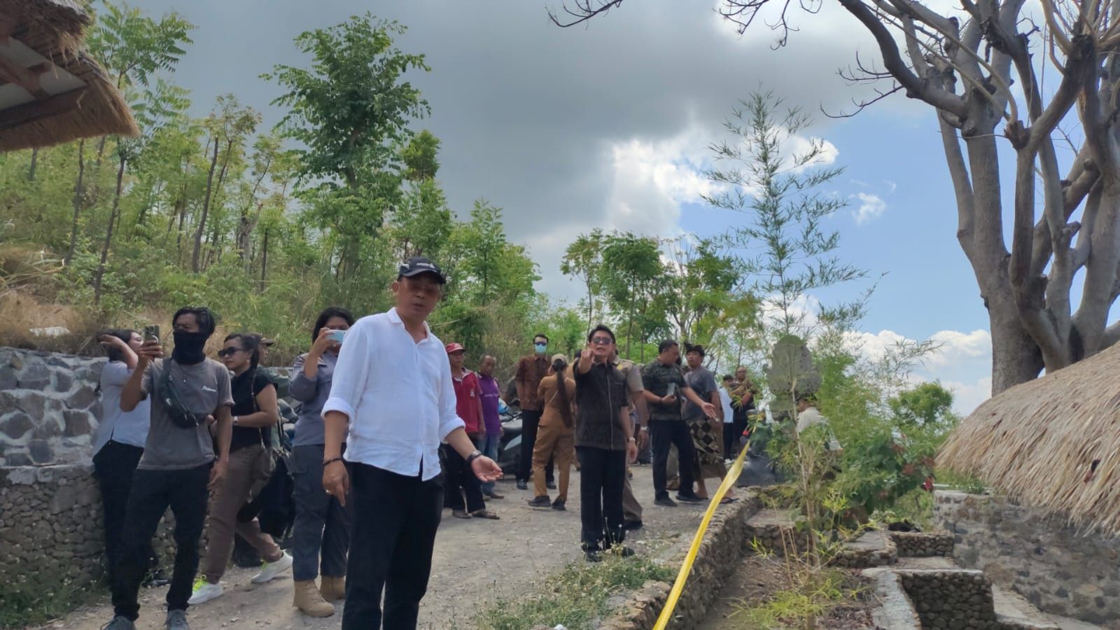 Ketua Panitia Khusus Tata Ruang dan Aset Pemerintah (Pansus TRAP) DPRD Provinsi Bali, I Made Supartha bersama I Gede Harja Hastawa temukan lahan ilegal di Desa Pajarakan Gerokgak Buleleng