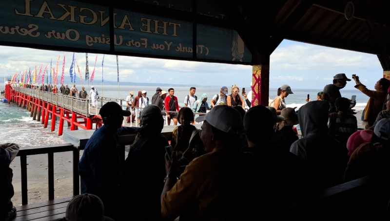 DALAM PANTAUAN : Aktivitas penyeberangan di Pelabuhan Kampung Kusamba. (Dewa Ayu Pitri Arisanti/Radar Bali)