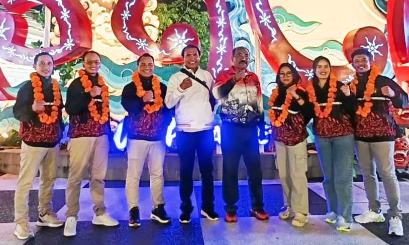 SUKSES DI SUMSEL : Trio pesilat Usman, Made Alex Dwi Putra dan Muhsin mendapat sambutan dari Ketua Harian IPSI Badung. (Foto: IPSI Badung untuk Radar Bali)