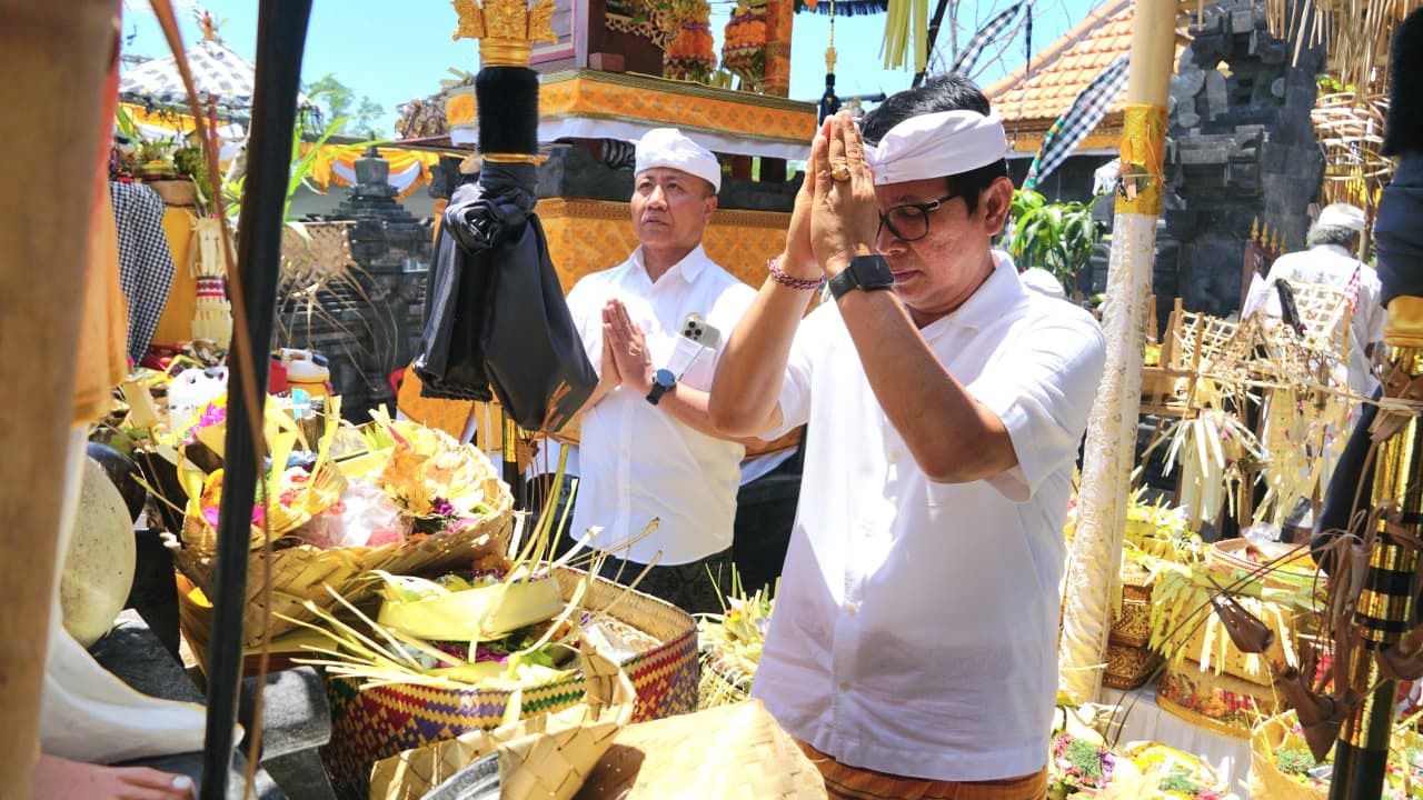 Bupati Wayan Adi Arnawa menghadiri upacara pecaruan rsi gana, melaspas serta mendem pedagingan di Pura Tirtha Campuhan Kuta dan meresmikan Monumen Kalpataru di Jaba Pura, Rabu (15/10).