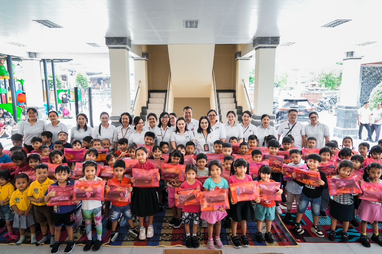 Bunda PAUD Nyonya Rasniathi Adi Arnawa, mengunjungi sekaligus menyerahkan bantuan alat tulis kepada anak-anak TK. Pradnyandari 3 Kerobokan, Rabu (15/10).