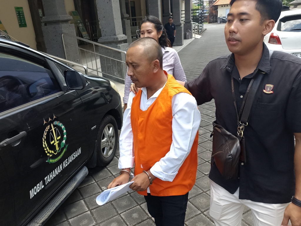 PESAKITAN: Terdakwa I Gede Putu Pastika Wisnama, 37, mulai bergulir di Pengadilan Tipikor Denpasar, Kamis (16/10/2025)