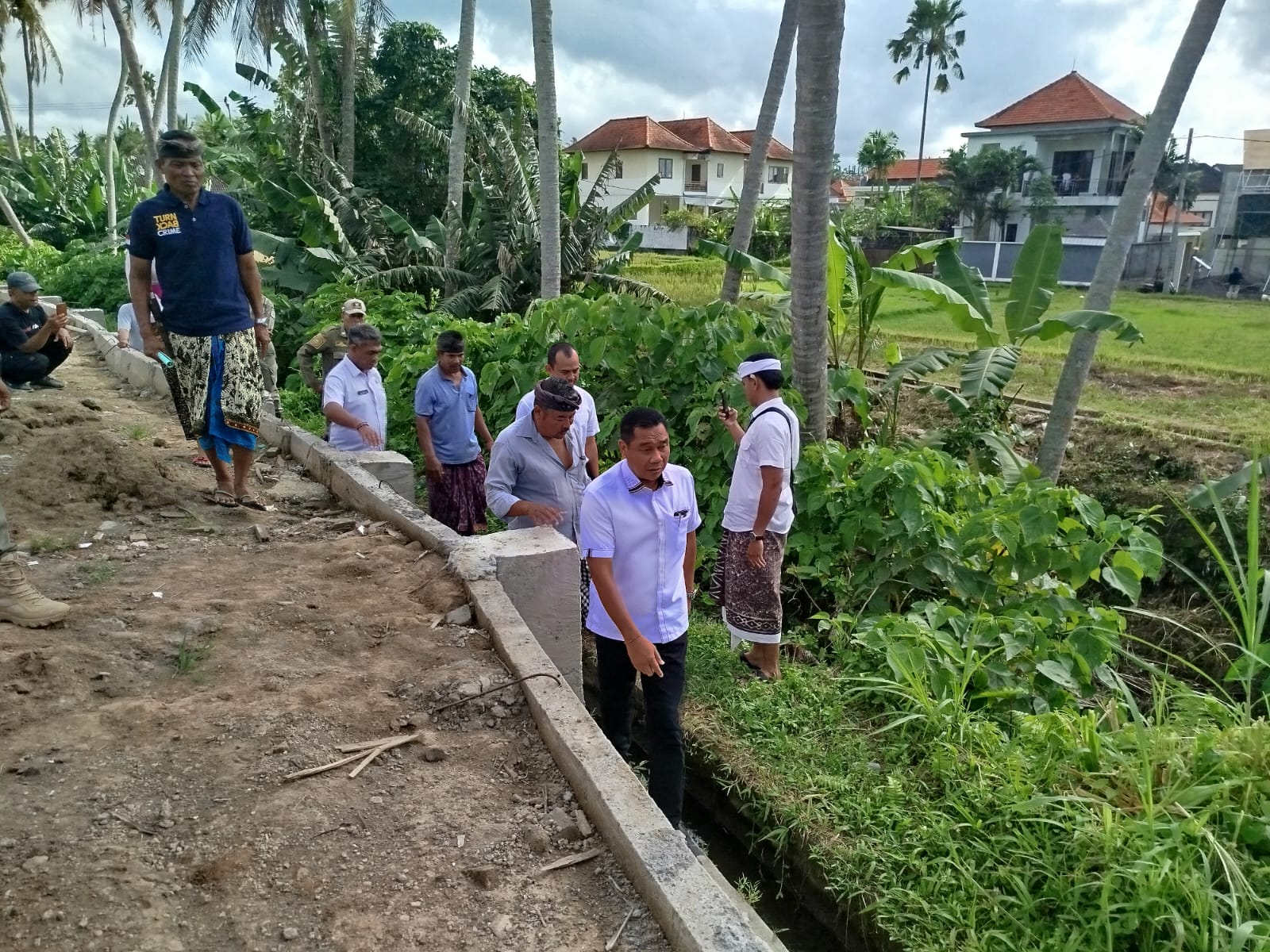 CEK LAPANGAN: Ketua DPRD Gianyar Ketut Sudarsana (jalan paling depan) didampingi Perbekel Kemenuh melihat proyek yang diduga menghadang akses warga.