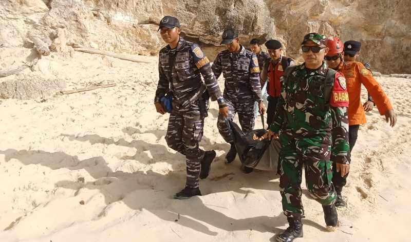 DIEVAKUASI : Jenazah Oparina Alena Andreevna, wisatawan asal Prancis, dievakuasi dalam keadaan meninggal setelah terseret ombak.(Foto: Polsek Nusa Penida)