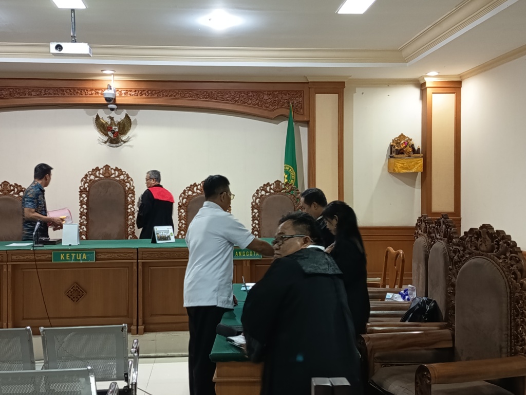 ALOT: Terdakwa I Wayan Siarsana (baju putih) bersama tim kuasa hukumnya usai sidang di Pengadilan Tipikor Denpasar, Kamis (16/10/2025).