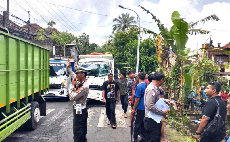 CELAKA BERUNTUN: Kecelakaan di Banjar Dinas Kebon, Desa Telaga Tawang, Kecamatan Sidemen, Karangasem. (foto: istimewa)