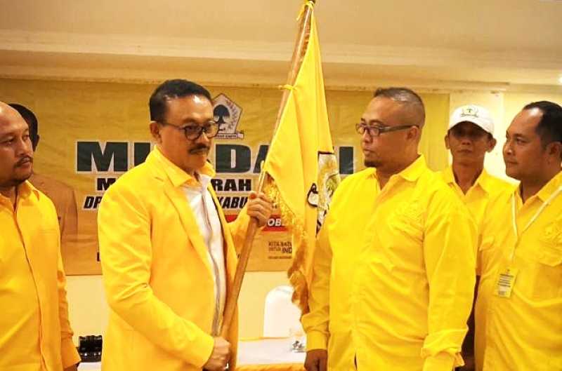 SESUAI PREDIKSI : I Kade Joni Asmara Adi Putra (ketiga dari kiri), terpilih secara aklamasi.(M.Basir)