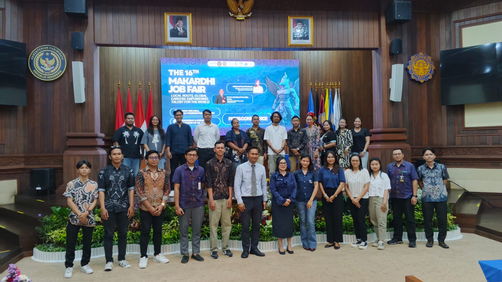 Foto bersama usai kegiatan jumpa pers The 16th Makardhi Job Fair 2025, Jumat (17/10/2025). (I Wayan Widyantara/Radar Bali)