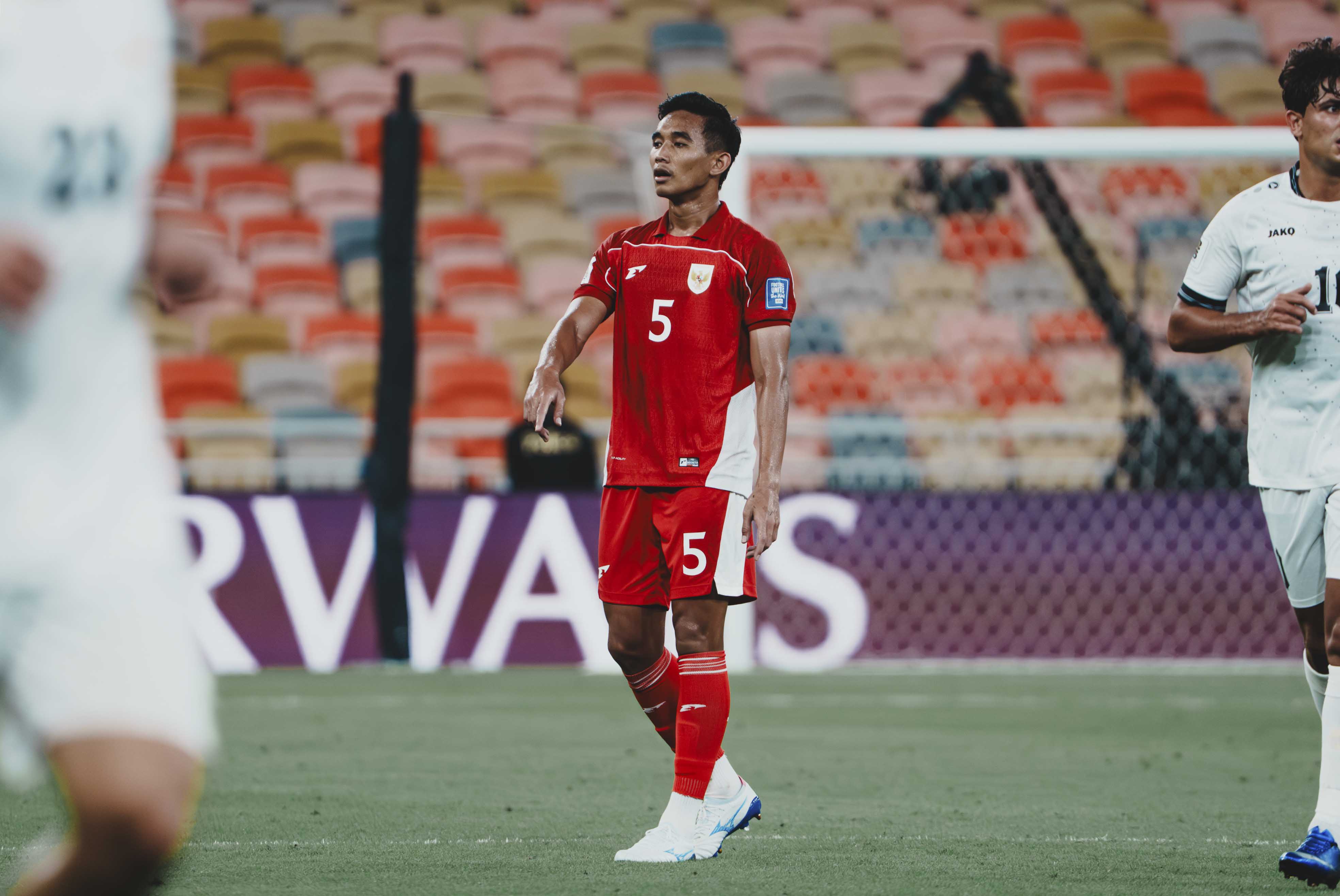 PULANG KAMPUNG - Bek tengah Persija Rizky Ridho "pulang kampung" saat melawat ke Stadion Gelora Bung Tomo.
