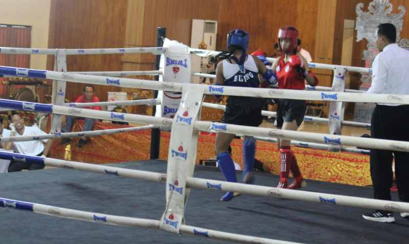 SEDANG ON FIRE : Atlet muaythai  Luh Mila Yuni Aryani (Buleleng warna biru) dalam partai penyisihan 51 Kg putri, Buleleng menang.. (Foto Pengkab Muaythai Buleleng untuk Radar Bali)