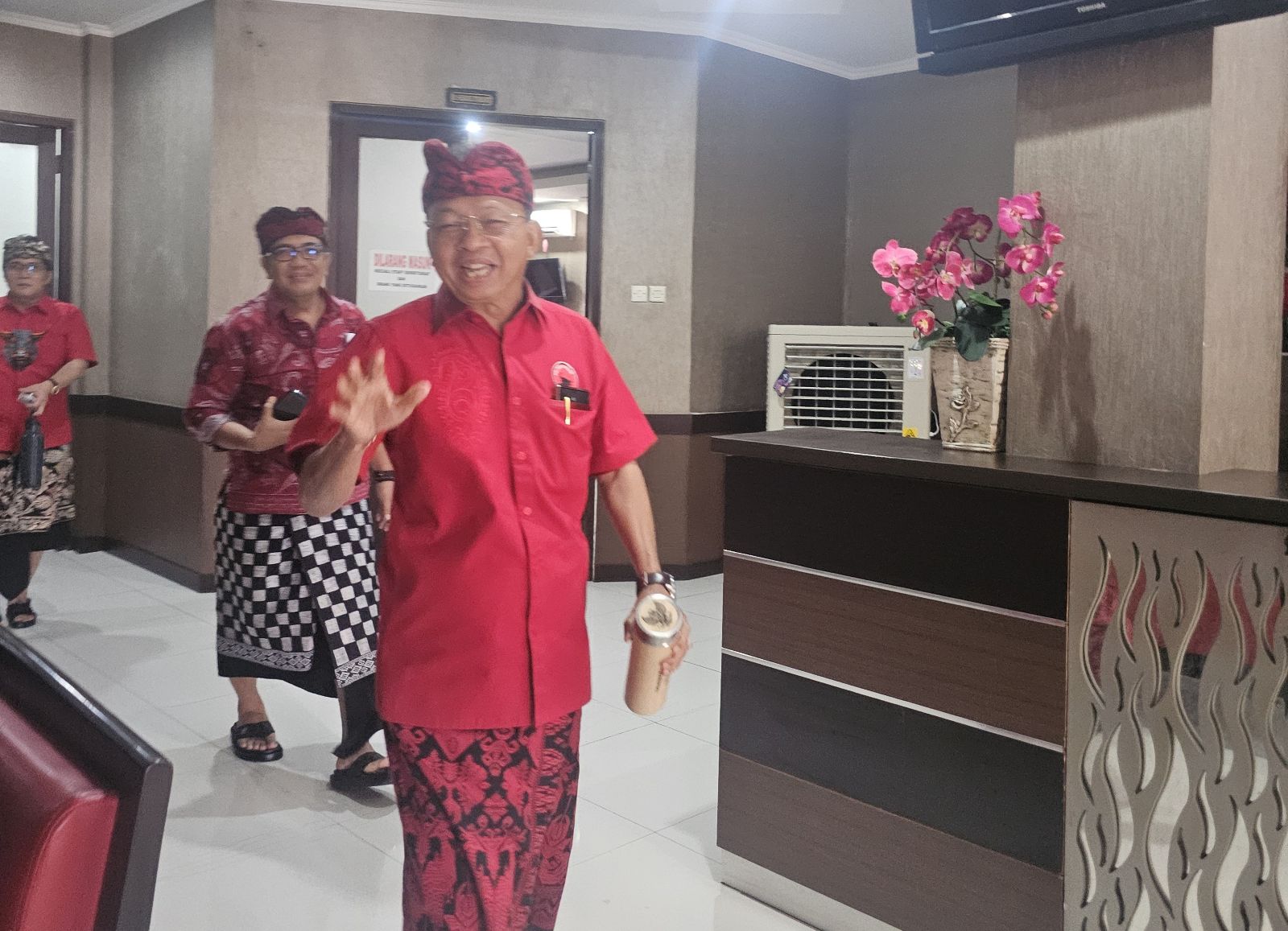 TIGA PERIODE: Ketua DPD PDIP Bali yang juga Gubernur Wayan Koster usai rapat persiapan Konferda dan Konfercab yang diproyeksi akan memilih dirinya kembali.