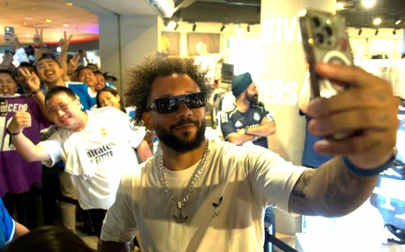 AYO, FOTO-FOTO! : Gaya Marcelo saat menyapa para fans di Kuta. (istimewa)