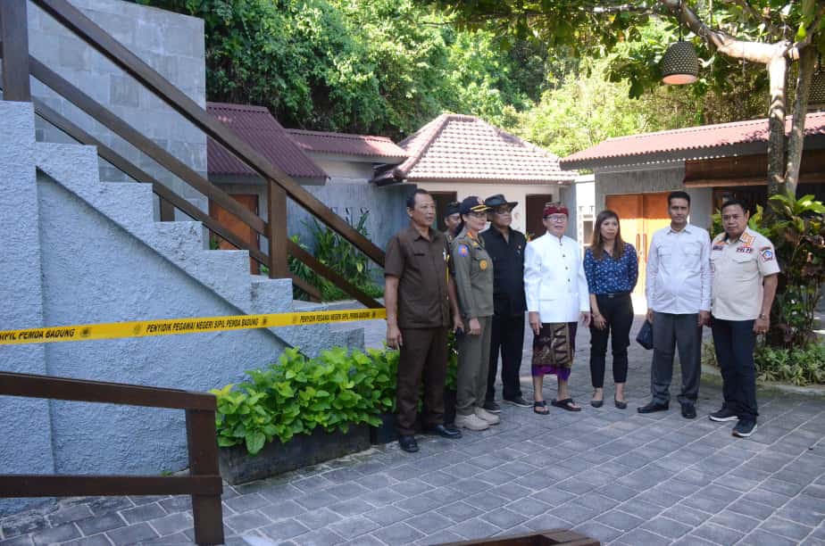 CARI TERUS: Rombongan pansus Aset atau TRAP DPRD Bali pimpinan Supartha terus keliling sidak bangunan yang melanggar di destinasi pariwisata