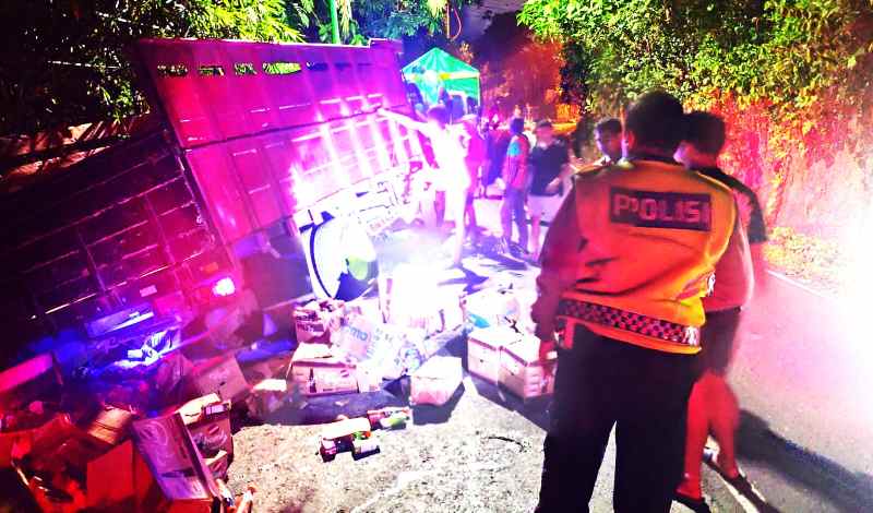 NAHAS DI JALAN : Truk alami kecelakaan di tanjakan Jagaraga, Singapadu, Gianyar. (foto: Polres Gianyar)