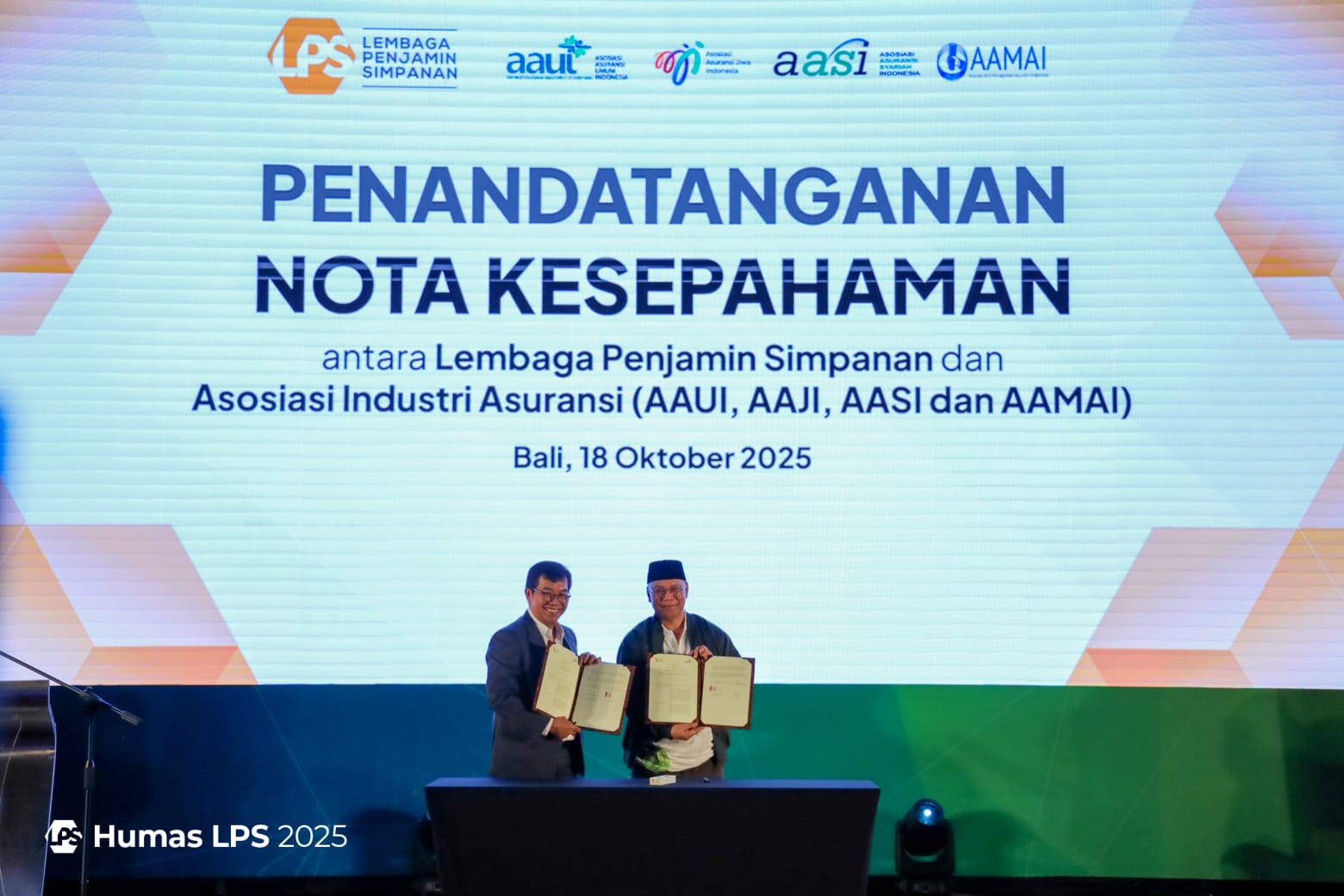 Anggota Dewan Komisioner LPS Bidang Penjaminan Polis, Ferdinan D. Purba dan Ketua AAUI, Budi Herawan