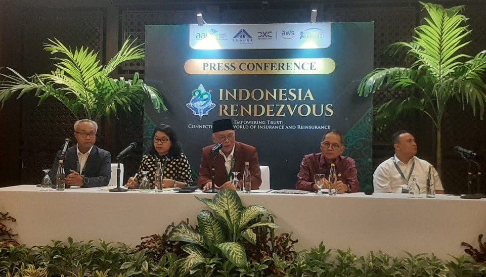 Ketua AAUI, Budi Herawan (tengah berkopyah)  dan Kepala Pengawas Perasuransian OJK  Ogi Prastomiyono (dua dari kanan) di Konferensi Pers Indonesia Rendezvos di Nusa Dua Bali (17/10/2025)
