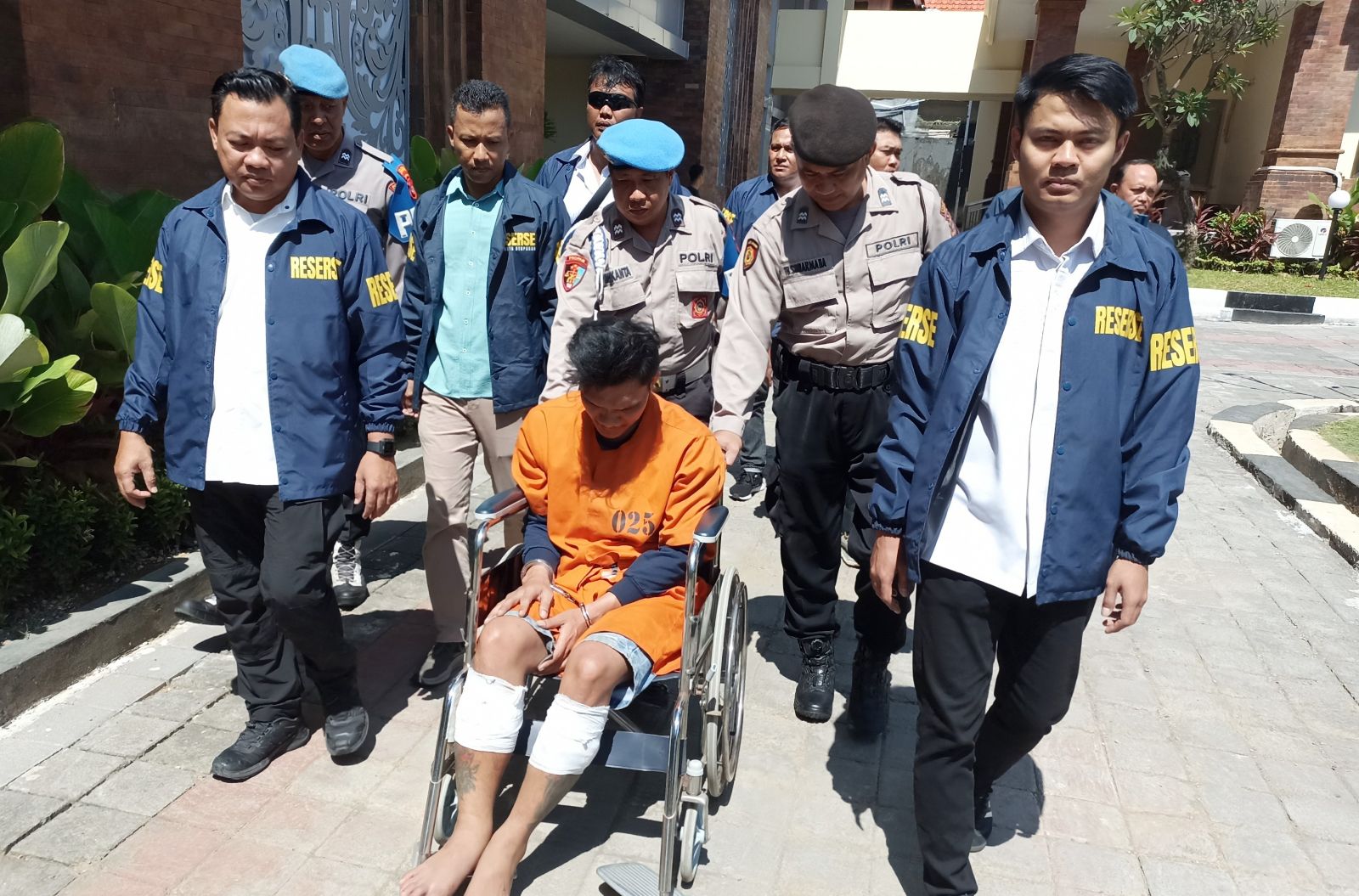 DIBEKUK: Kamal Mopangga, 33, kenakan pakaian tahanan Polresta Denpasar, Jumat (17/10/2025)