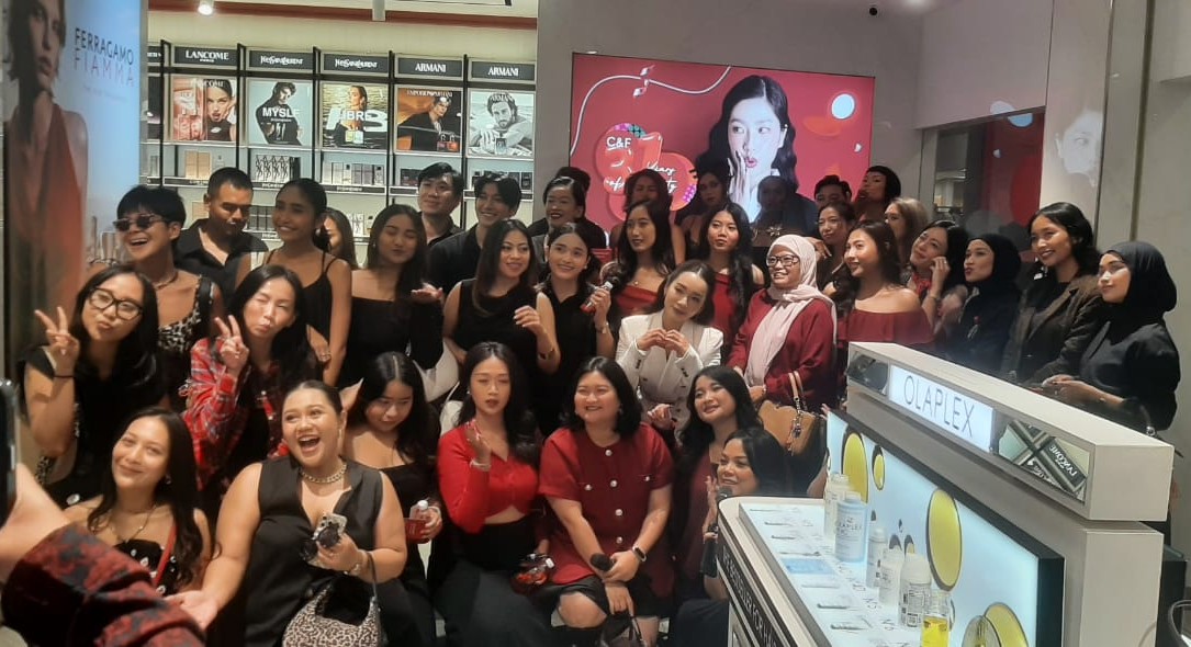 Manajemen C & F foto bersama para custumer yang hadir pada acara ultah mereka di Level 21 Denpasar 12 Oktober 2025 lalu.