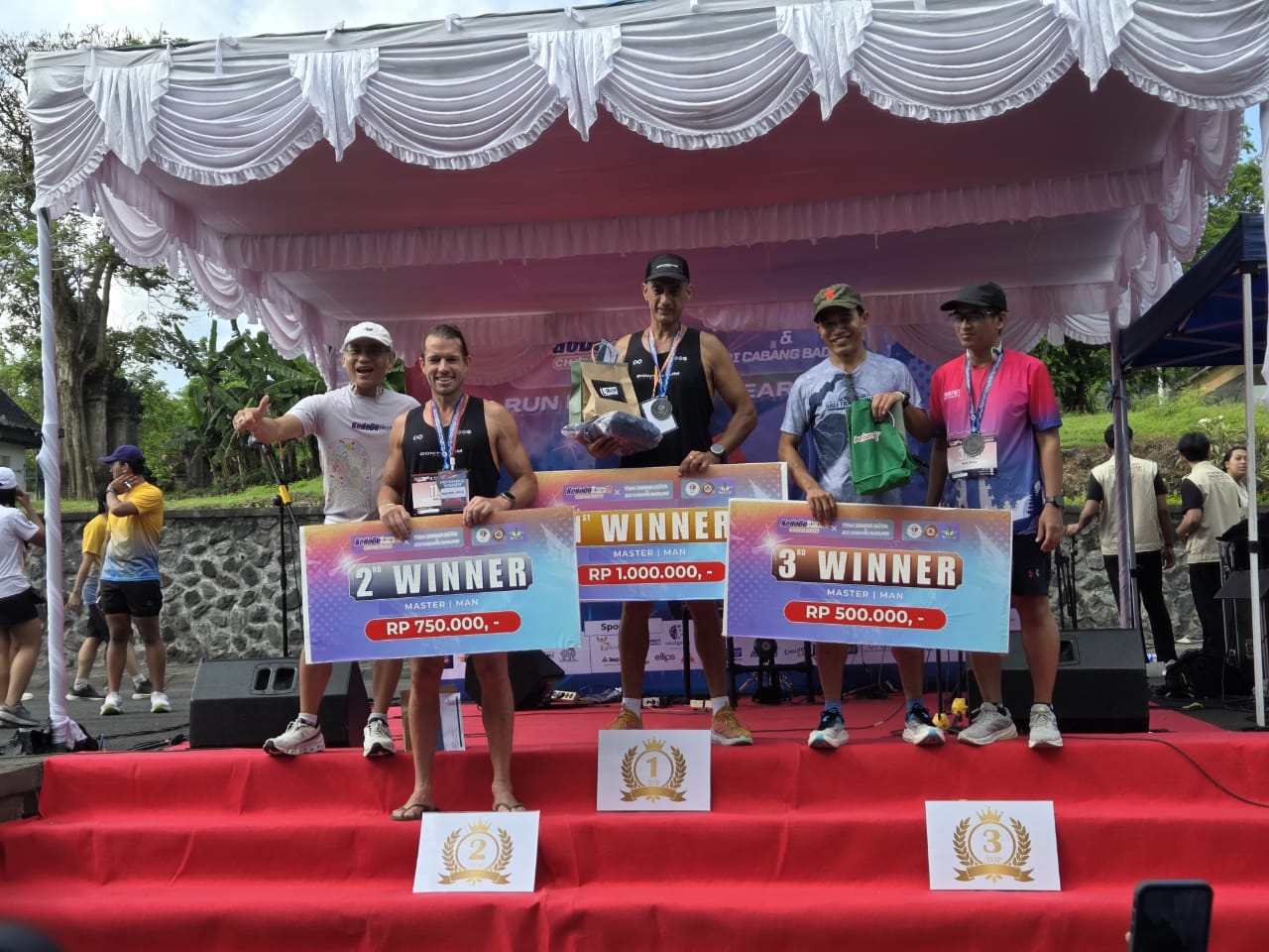 Para pemenang Run Fast Safe Heart Rate. (Marsellus Pampur/Radar Bali)