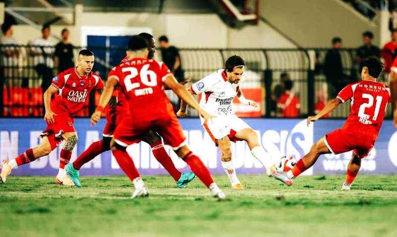 KETAT : Laga Bali United (jersey putih) di Stadion Gelora Bumi Kartini, Jepara, Minggu (19/10/2025) malam. (Foto: Media Bali United)