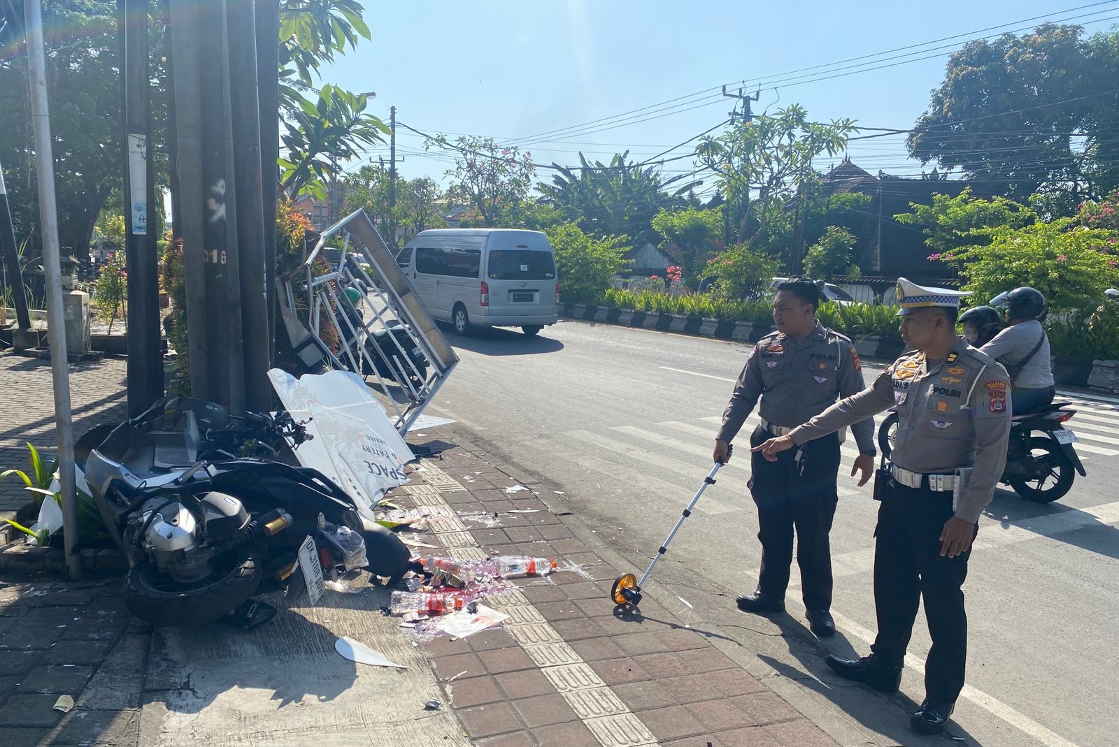 HANTAM TIANG: Polisi melakukan olah TKP, laka lantas tunggal di Jalan Bypass Ngurah Rai, tepatnya di depan Toko Surgaid, Denpasar Selatan, Sabtu (18/10/2025)