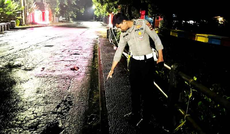 DI SINI LOKASI KEJADIAN : Polisi yang melakukan olah TKP di lokasi kejadian Jalan Gatot Subroto, Jembatan Kediri dan Tabanan. (istimewa)