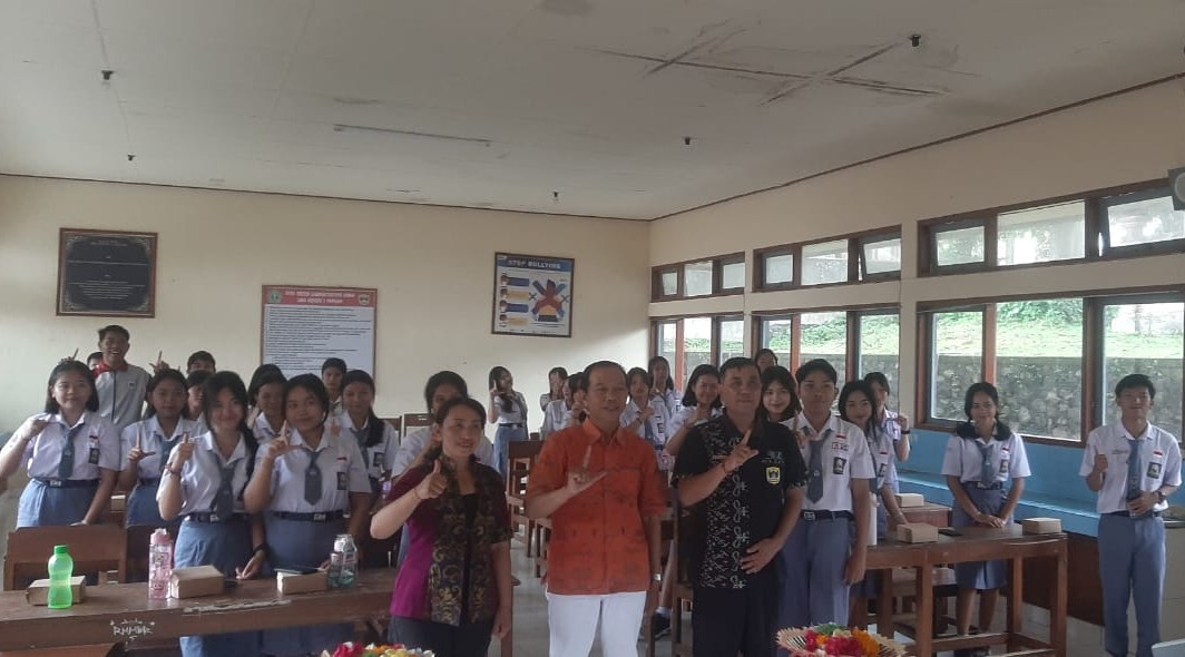 ASAH LITERASI: Unsur pimpina, instruktur dan para peserta Workshop Jurnalistik Digital SMAN 1 Pupuan Tabanan saat acara pembukaan, 14 Oktober 2025.