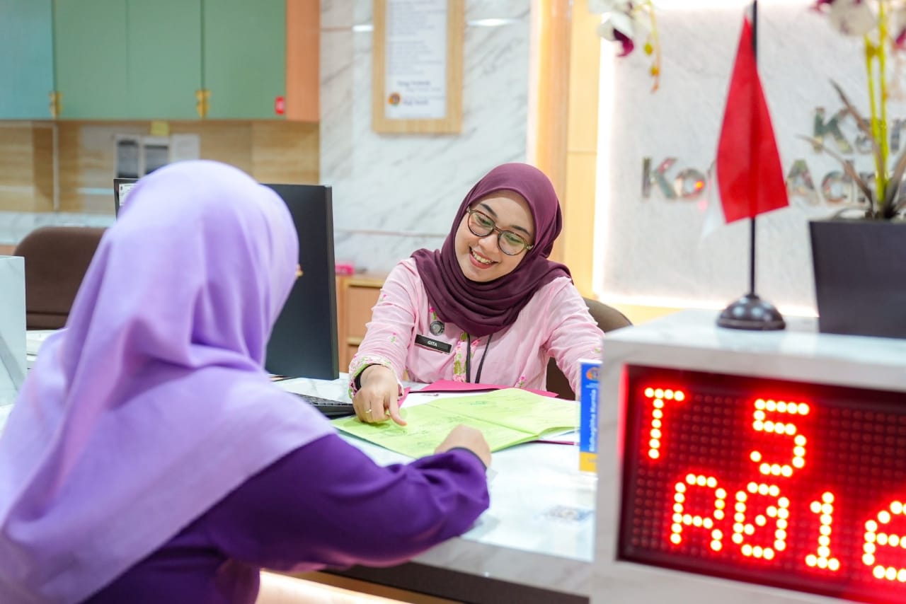 Petugas melayani pengurusan pertanahan.