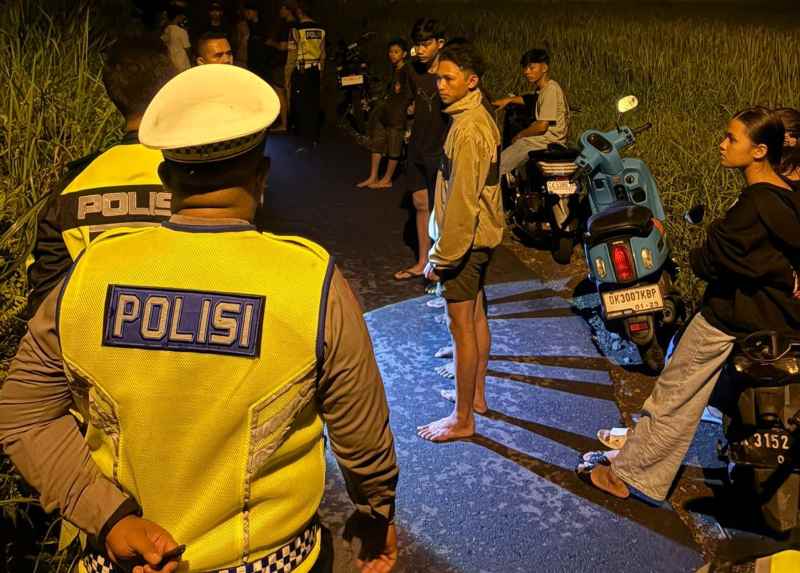 PEMBALAP LIAR SEMAKIN NGAWUR : Polisi harus bekerja ekstra membubarkan aksi balapan liar di Kawasan PKB, Klungkung.(Foto: Polres Klungkung)