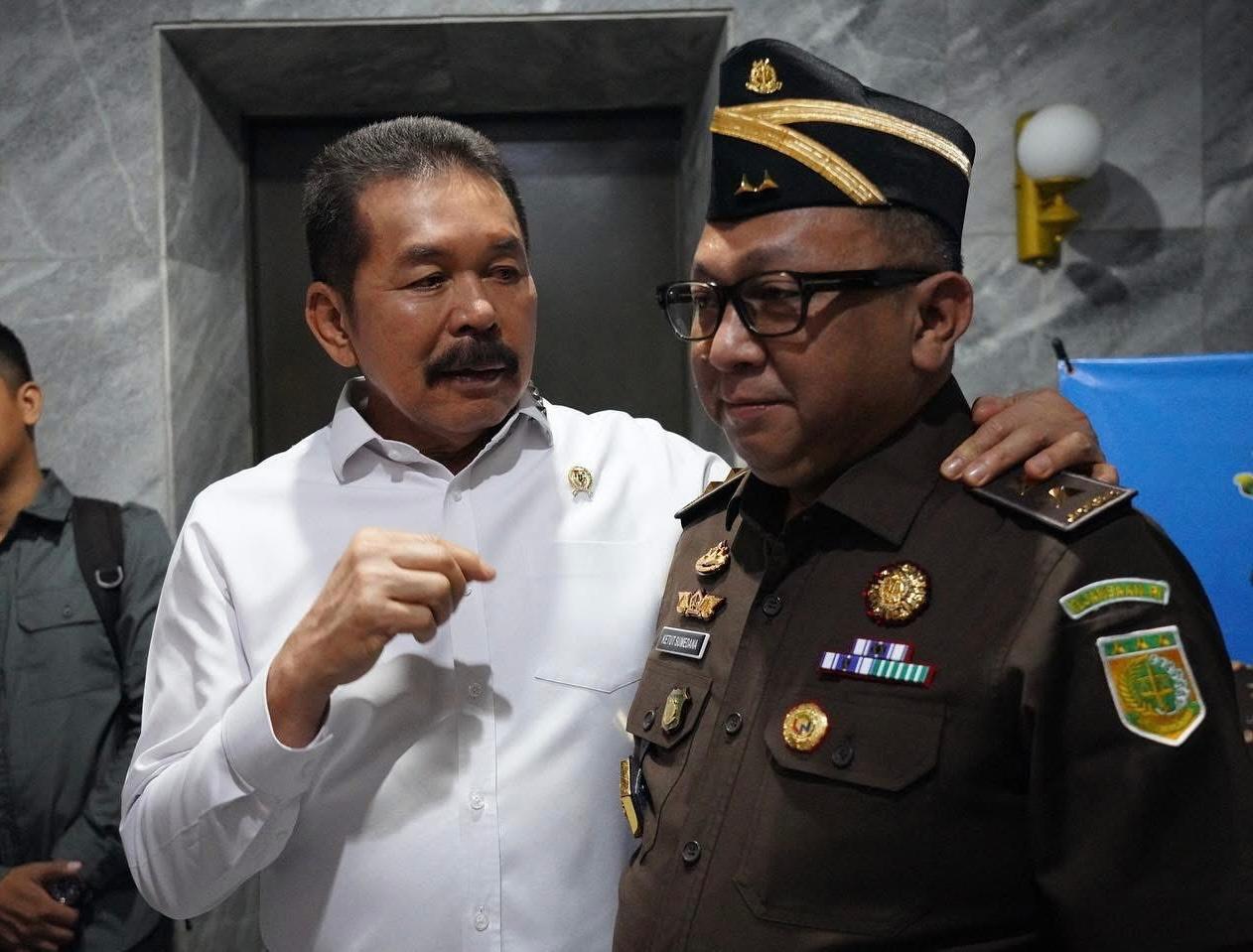 JEJAK KEADILAN: Jaksa Agung ST Burhanuddin (kiri) tanpa ragu merangkul pundak Ketut Sumedana saat mutasi jabatan dari Kajati Bali menjadi Kajati Tipe A Sumatera Selatan di Kejagung, 20 Oktober 2025.
