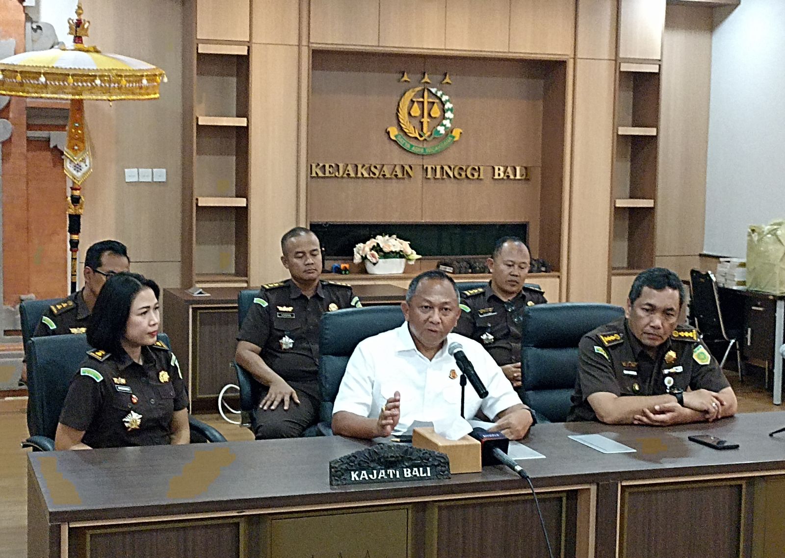 NAIKKAN STATUS PERKARA: Kajati Bali Dr. Ketut Sumedana saat mengumumkan peningkatan  status dua perkara korupsi di Bali sebelum ke Sumatera Selatan, Senin 20 Oktober 2025.