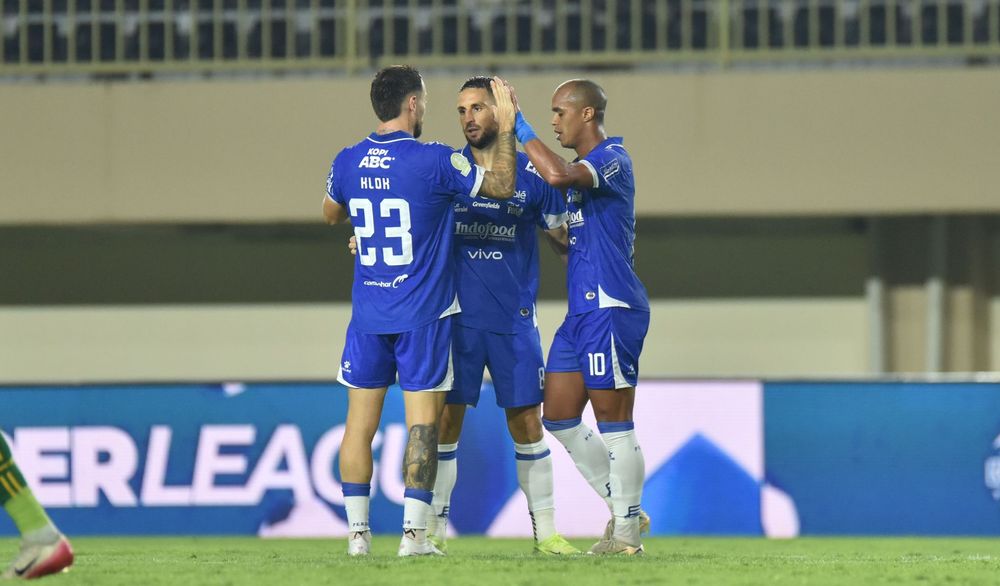PENTAS ASIA - Mark Klok, Lucho, dan Zalnando merayakan gol ke gawang PSBS Biak jelang bertemu Selangor FC di ACL 2.