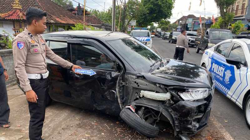 LAKALANTAS BERUNTUN: Kecelakaan beruntun di Jalan Denpasar &ndash; Gilimanuk. (Foto Satlantas Polres Jembrana)