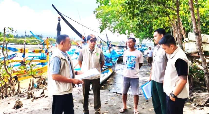 CEK PENGAJUAN SANTUNAN: BPBD Jembrana melakukan verifikasi proposal bantuan santunan penguatan ekonomi nelayan korban banjir di Desa Air Kuning. (Foto: BPBD Jembrana)