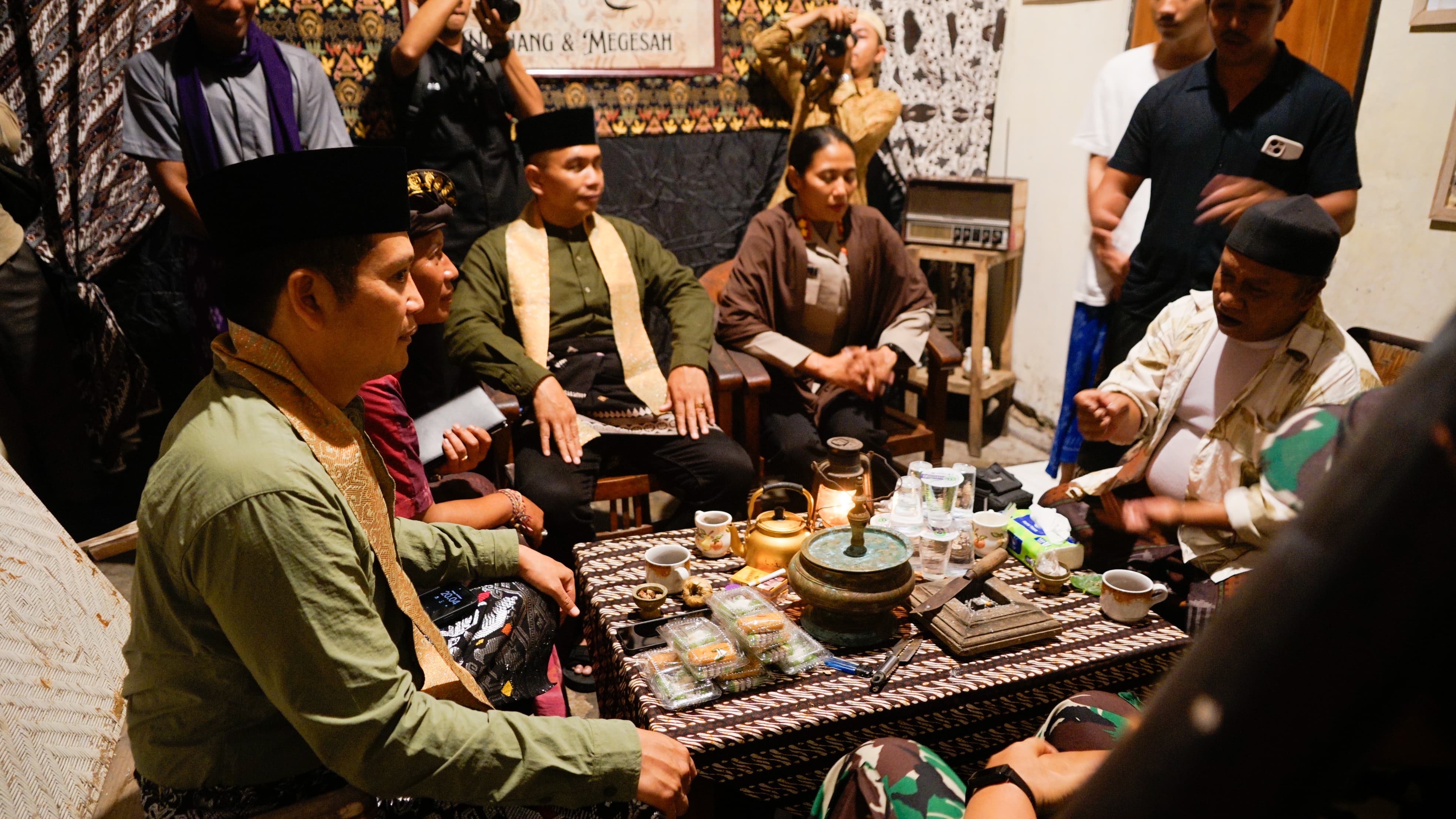 Bupati Jembrana I Made Kembang Hartawan (kiri)bersama Wakil Bupati Jembrana I Gede Ngurah Patriana Krisna pada malam puncak Festival Loloan Jaman Lame yang berlangsung di Kelurahan Loloan Timur.