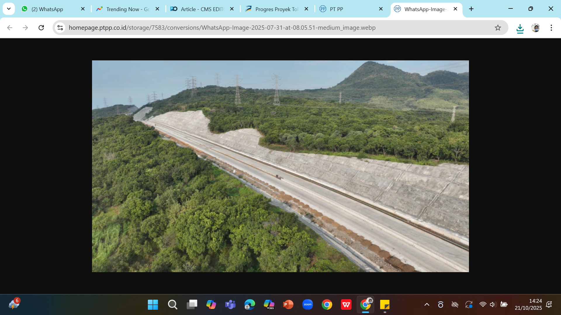 TEMBUS GUNUNG - Jalan tol Probolinggo-Banyuwangi Paket 3 yang menghubungkan Kraksaan-Besuki di Jawa Timur.