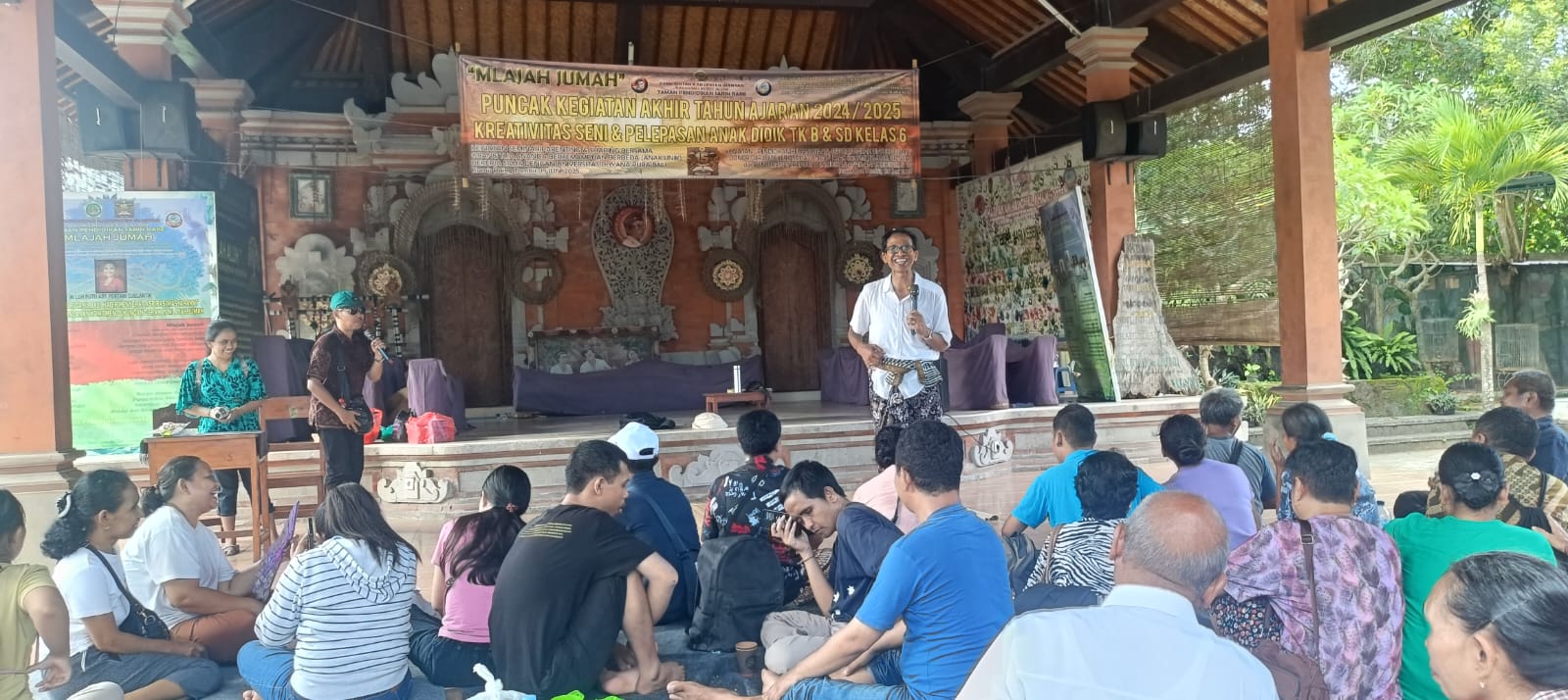 MENDUKUNG SEPENUH HATI : Made Ariasa selaku Pengurus Yayasan Ketut Alon beri motivasi ke komunitas karaoke disabilitas di wantilan Yayasan. (Foto Yayasan Ketut Alon)