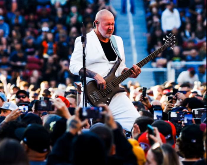 Basis Limp Bizkit Sam Rivers dalam sebuah konser di masa tuanya