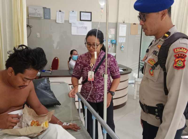SELAMAT : Kondisi Reza, penumpang kapal Ferry saat menjalani perawatan medis di Puskesmas Manggis, usai aksi percobaan bunuh diri dengan melompat ke laut. (istimewa)