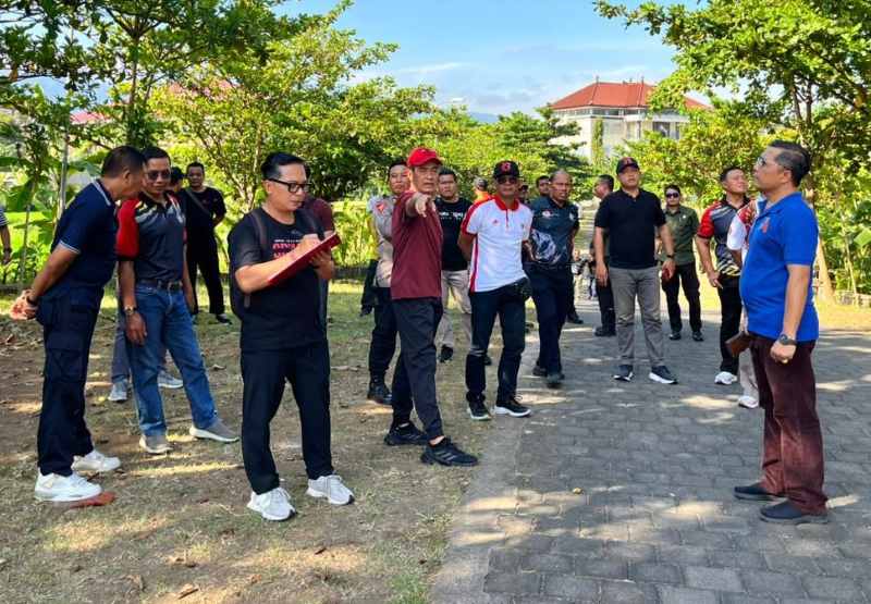 CEK LAPANGAN : Tim melakukan peninjauan lokasi di  Undiksha, di Desa Jinengdalem, Buleleng. (KONI Buleleng)