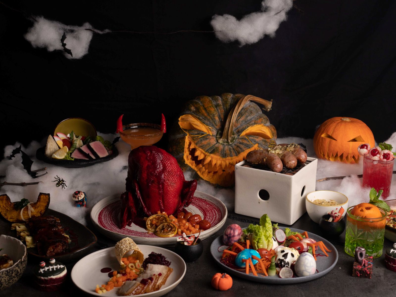 Halloween dengan acara bertema Nightmare Circus, Halloween Special Dinner di tepi pantai Kuta