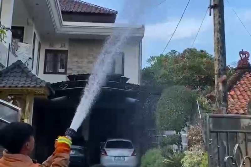 DIPADAMKAN : Petugas Damkar memadamkan api akibat kabel di Dauhwaru, Kelurahan Dauhwaru, Negara. (foto:Damkar Jembrana)